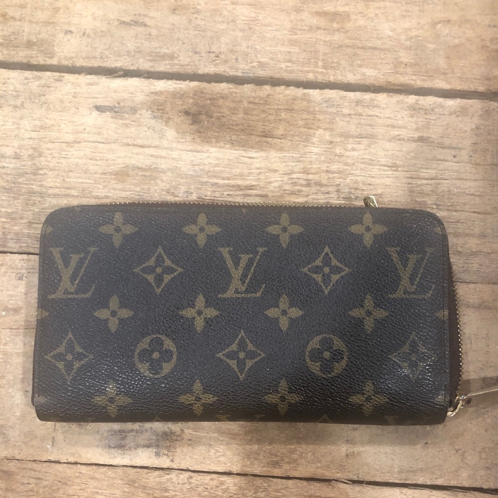 Louis Vuitton zippy wallet